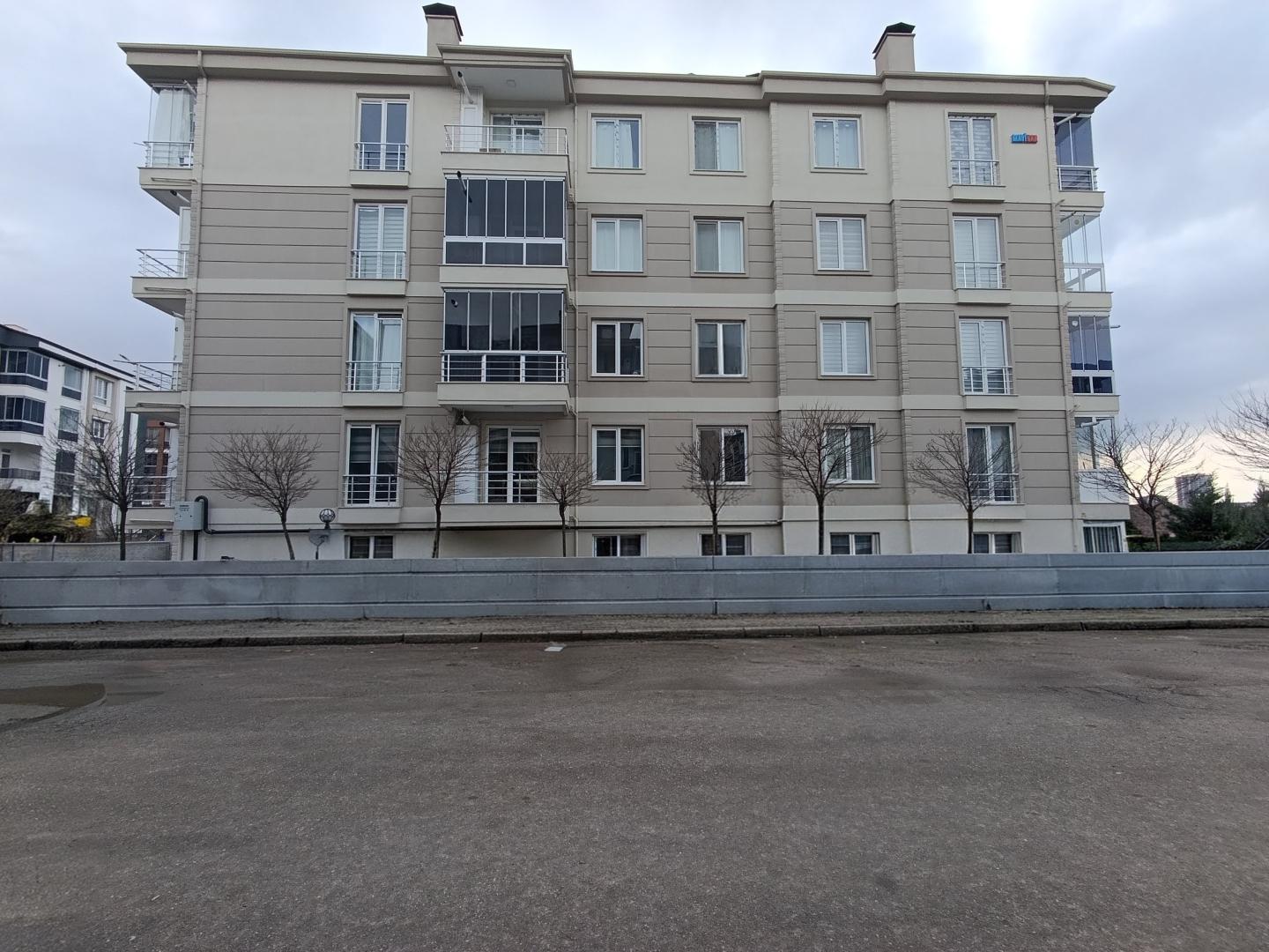 PLAZA'DAN SELÇUKLU'DA 2+1 ARAKAT YERDEN ISITMALI KİRALIK DAİRE