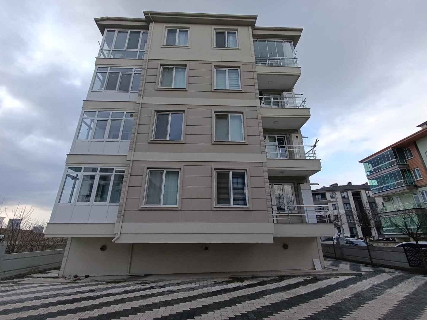 PLAZA'DAN SELÇUKLU'DA 2+1 ARAKAT YERDEN ISITMALI KİRALIK DAİRE - Resim 3