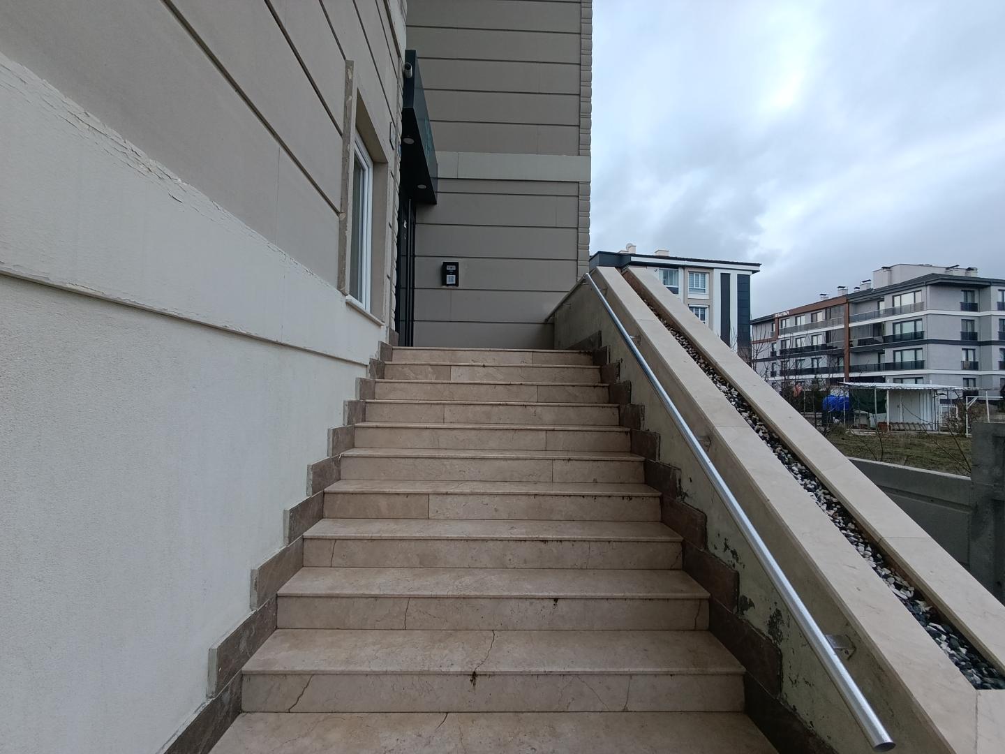 PLAZA'DAN SELÇUKLU'DA 2+1 ARAKAT YERDEN ISITMALI KİRALIK DAİRE - Resim 7