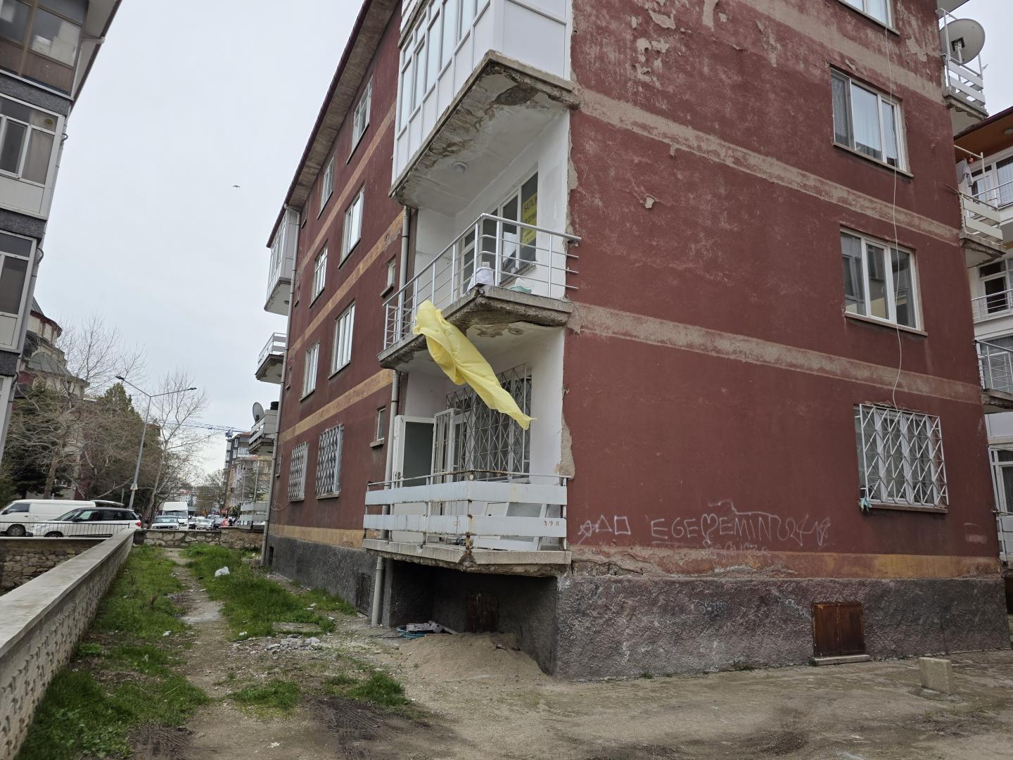  Plaza'dan Cumhuriyet'te Full Tadilatlı AraKat Fırsat Daire - Resim 4