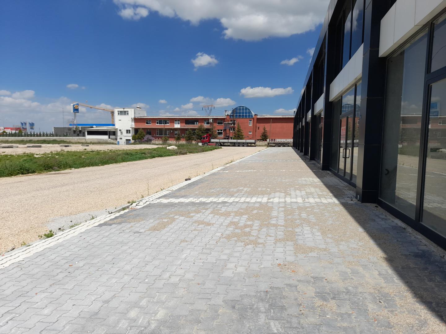 PLAZA EMLAK YENİCE MAHALLESİ ÇEVRE YOLU ARKA CADDESİ KİRALIK GENİŞ YÜKSEK TAVAN İŞ YERİ - Resim 6