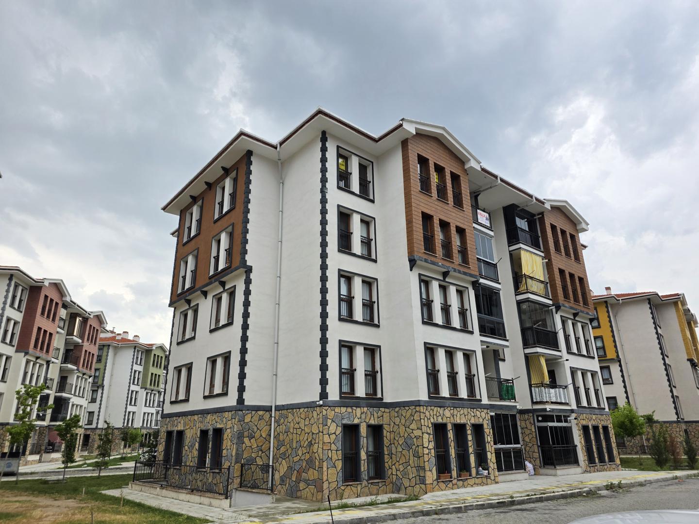 Plaza'dan Çetinkaya Toki'de Kiralık 2+1 Asansörlü Ankastreli