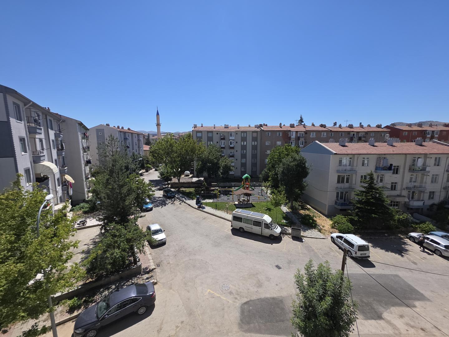Plaza'dan Perşembe Pazarı Yakını AraKat Güney Cephe Eşyasız - Resim 15
