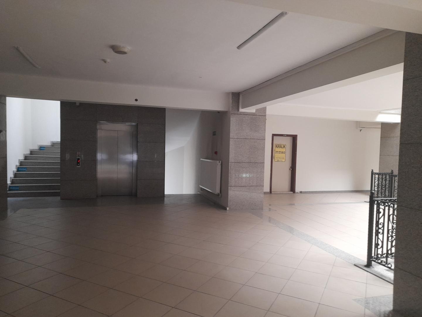 PLAZA EMLAK KİRALIK KARAMAN İŞ MERKEZİNDE WC VE MUTFAKLI OFİS