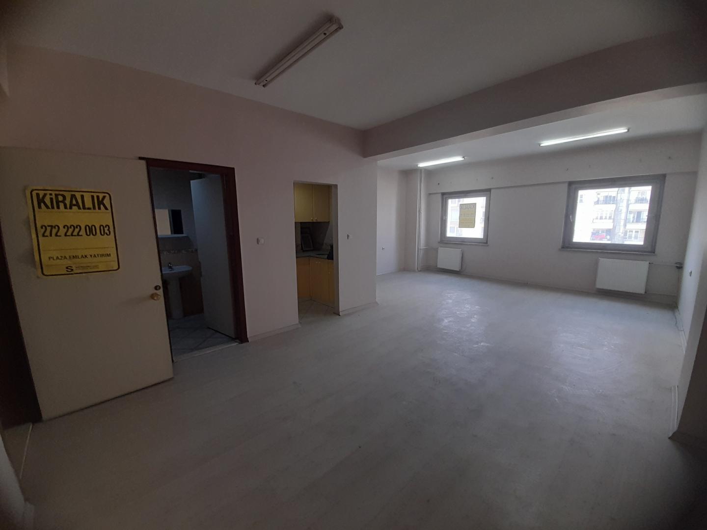 PLAZA EMLAK KİRALIK KARAMAN İŞ MERKEZİNDE WC VE MUTFAKLI OFİS - Resim 3