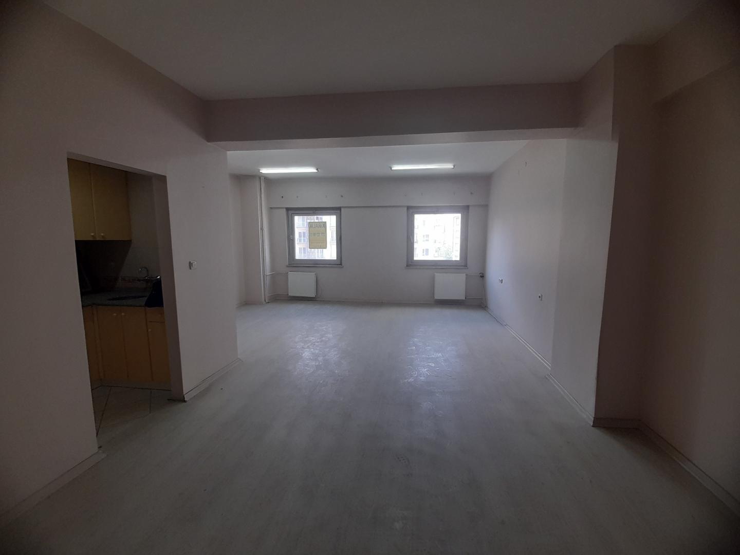 PLAZA EMLAK KİRALIK KARAMAN İŞ MERKEZİNDE WC VE MUTFAKLI OFİS - Resim 4