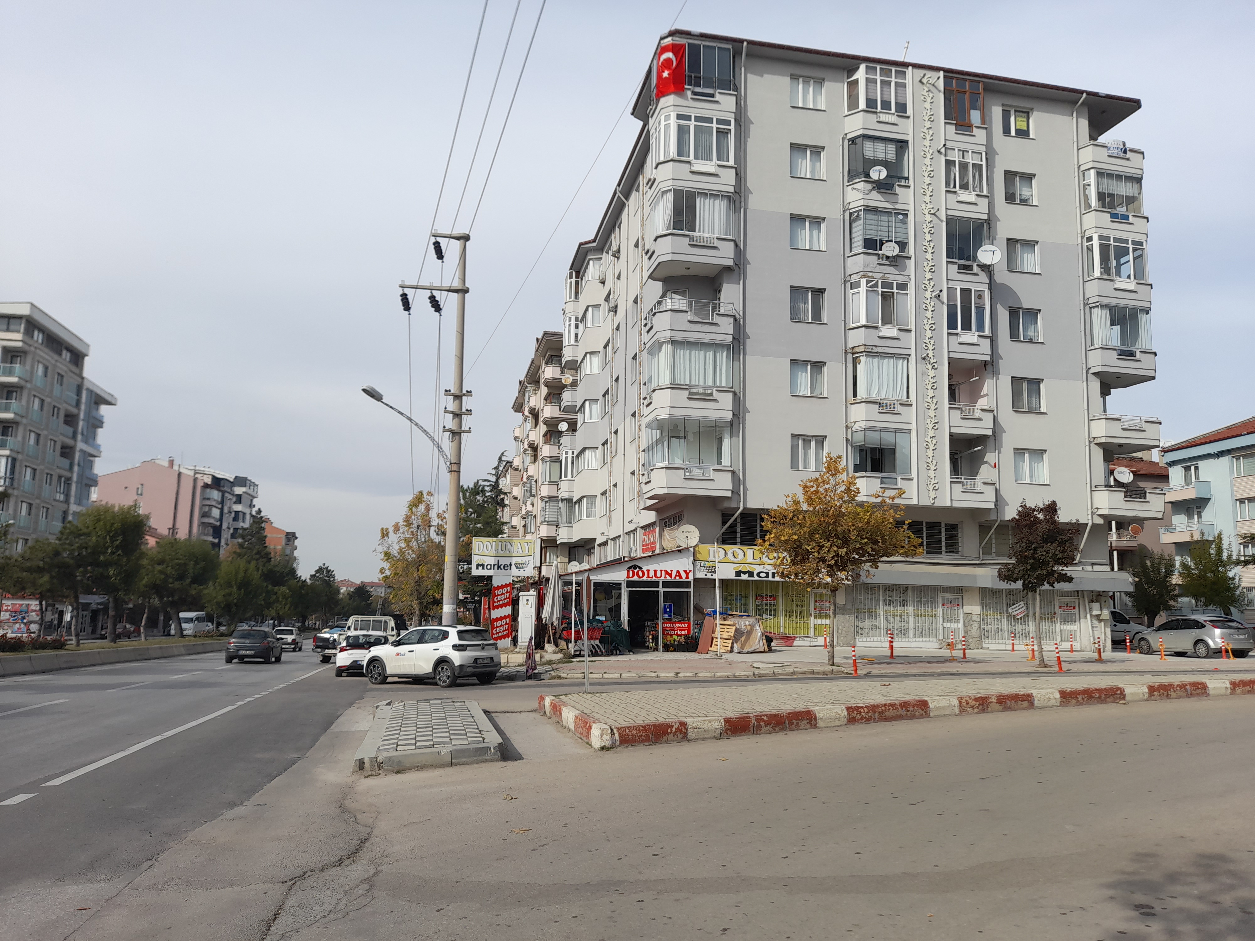 PLAZA EMLAK ÖRNEKEVLER MAHALLESİNDE  ÖNÜ AÇIK ANA CADDE ÜSTTÜ BAKIMLI GENİŞ KİRALIK 3+1