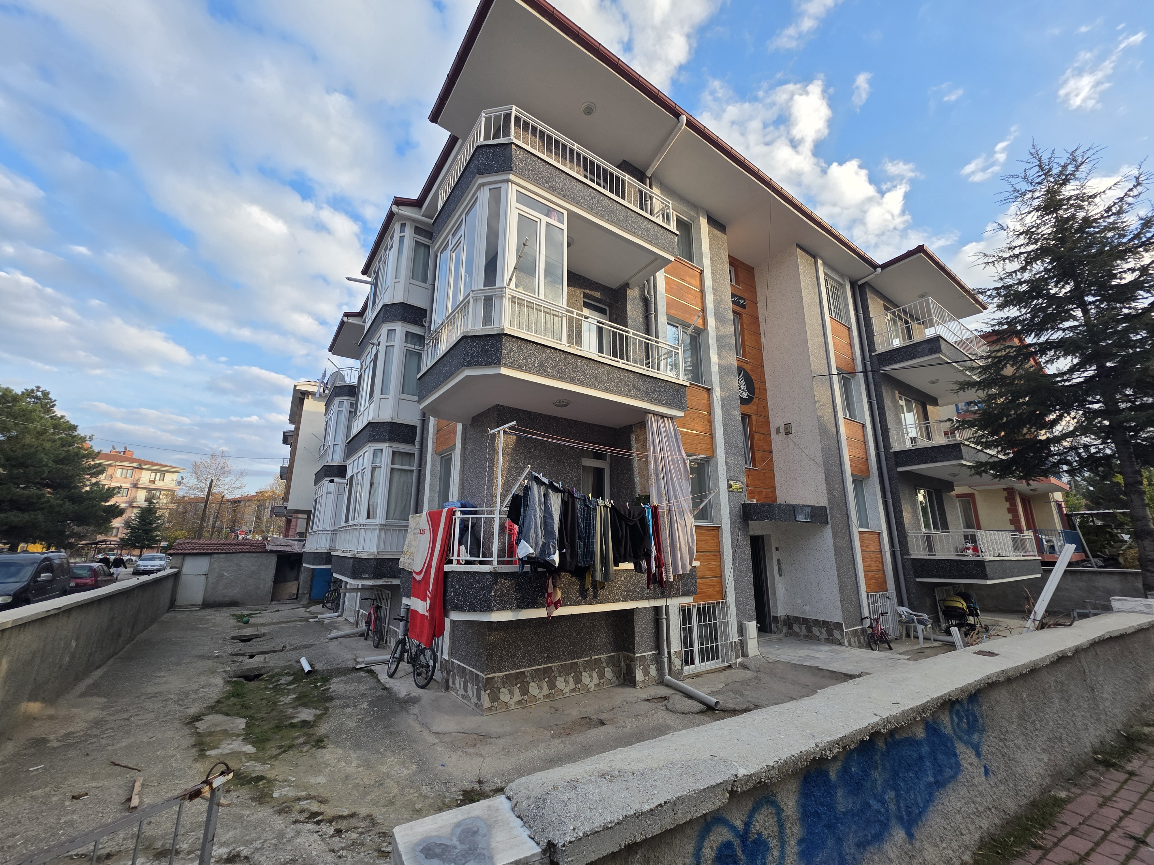 Plaza'dan Eşrefpaşa'da Bodrum Kat Satılık 3+1 Daire